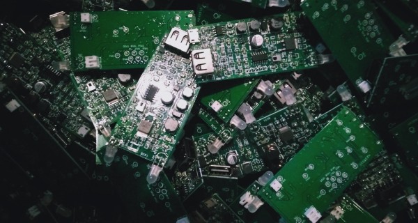 做好的<a href='/new/175.html' style='color: blue;' target='_blank'><a href='/new/175.html' style='color: blue;' target='_blank'>PCB</a></a>A板未規(guī)范放置，容易出現(xiàn)撞件